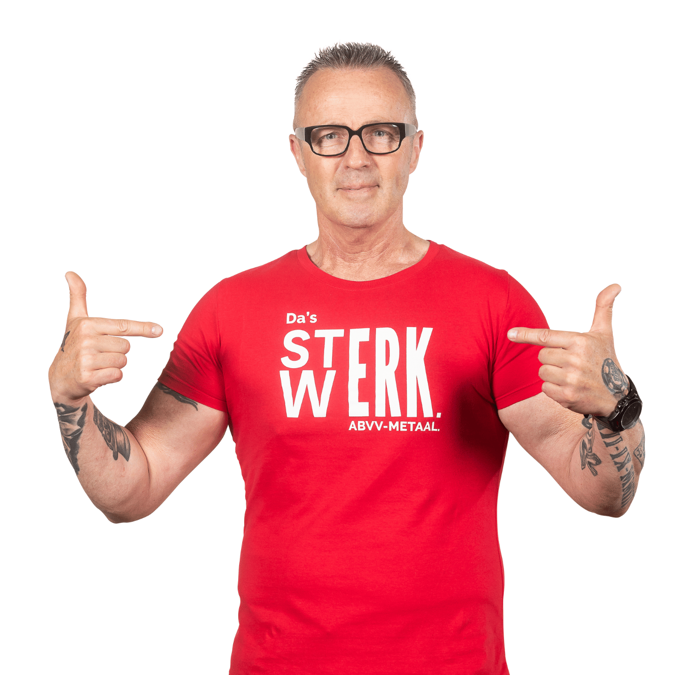 kandidaat van de sociale verkiezingen staat tot zijn middel op de foto met een rood t-shirt terwijl hij wijst met zijn twee vingers