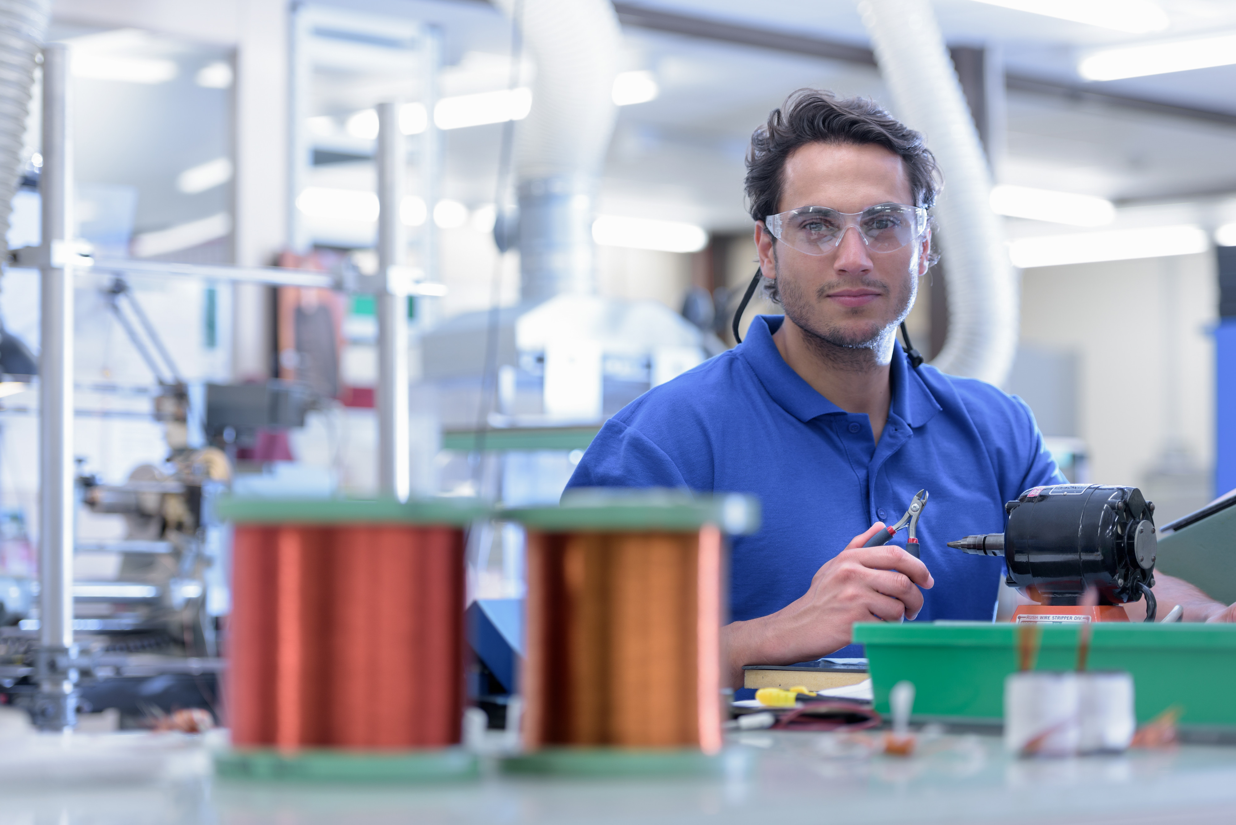 Man aan het werk in elektronicafabriek