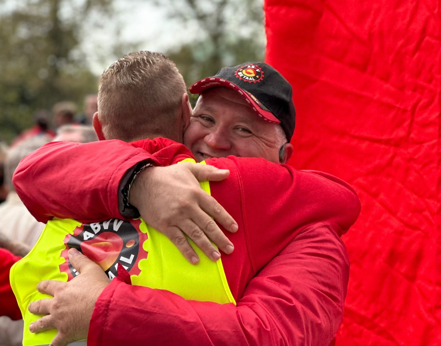 Twee mannen omhelzen elkaar amicaal