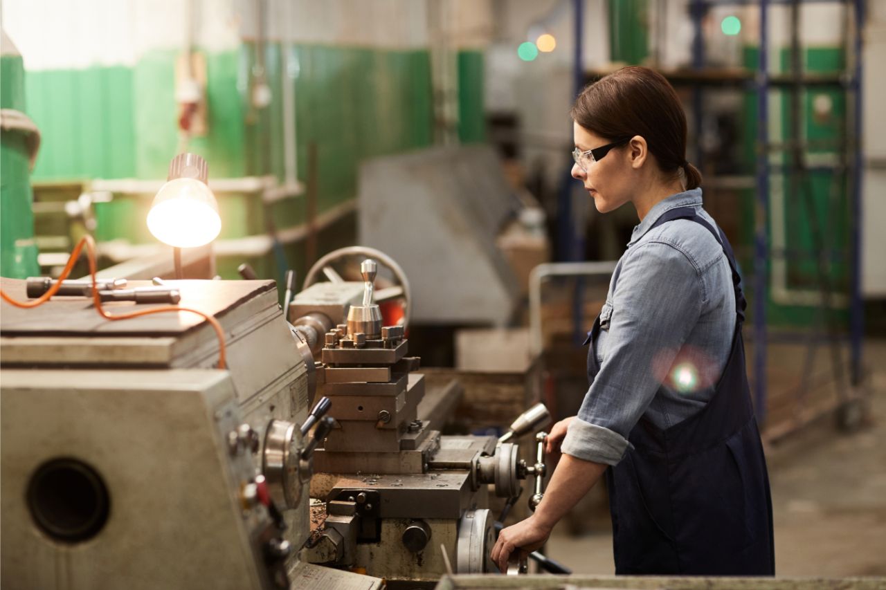 Vrouw werkt aan draaibank in atelier