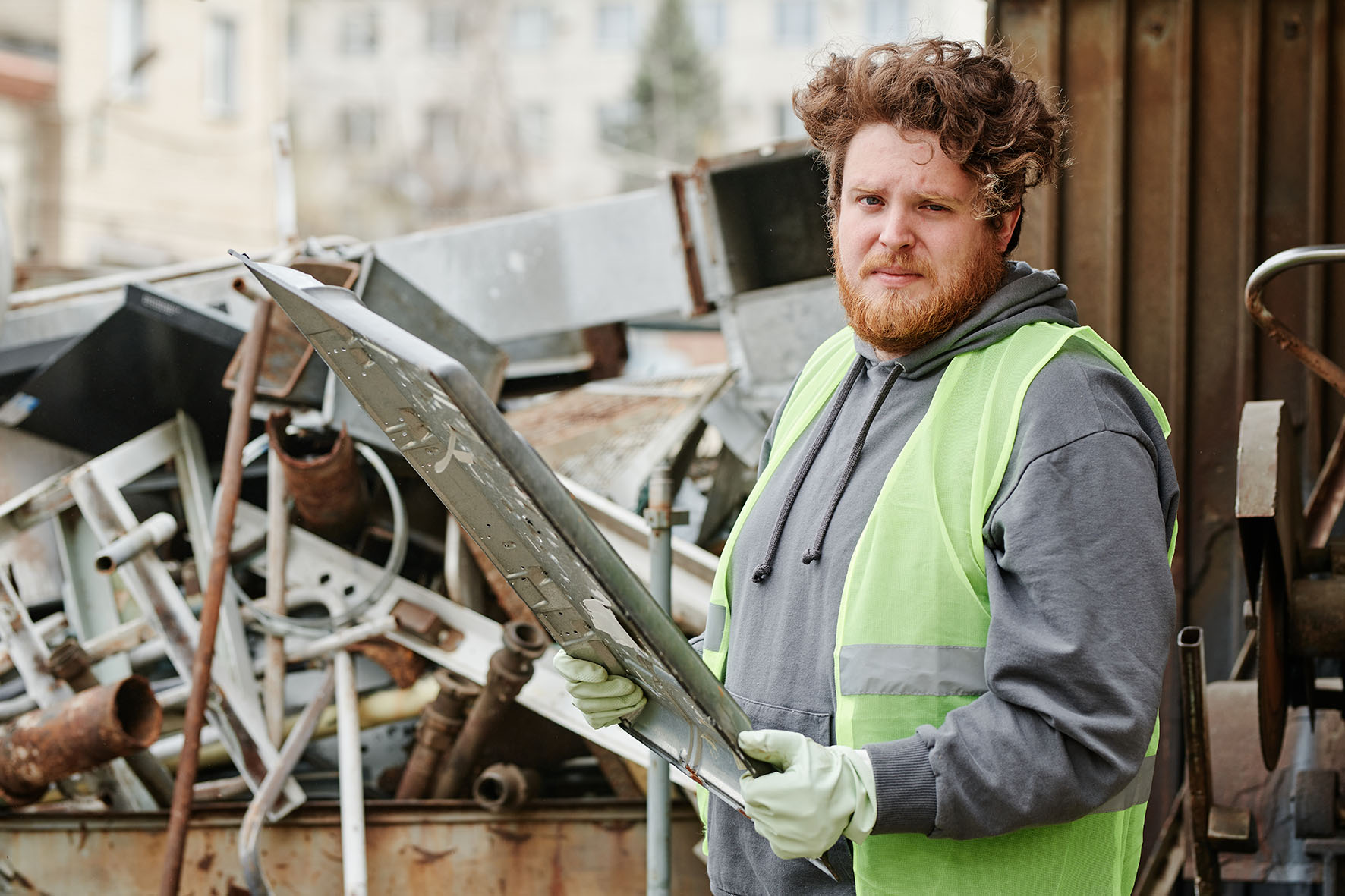 Man met metaalafval voor recyclage