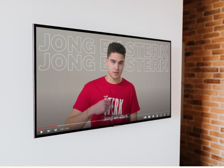 TV-scherm aan muur met jonge kandidaat-video