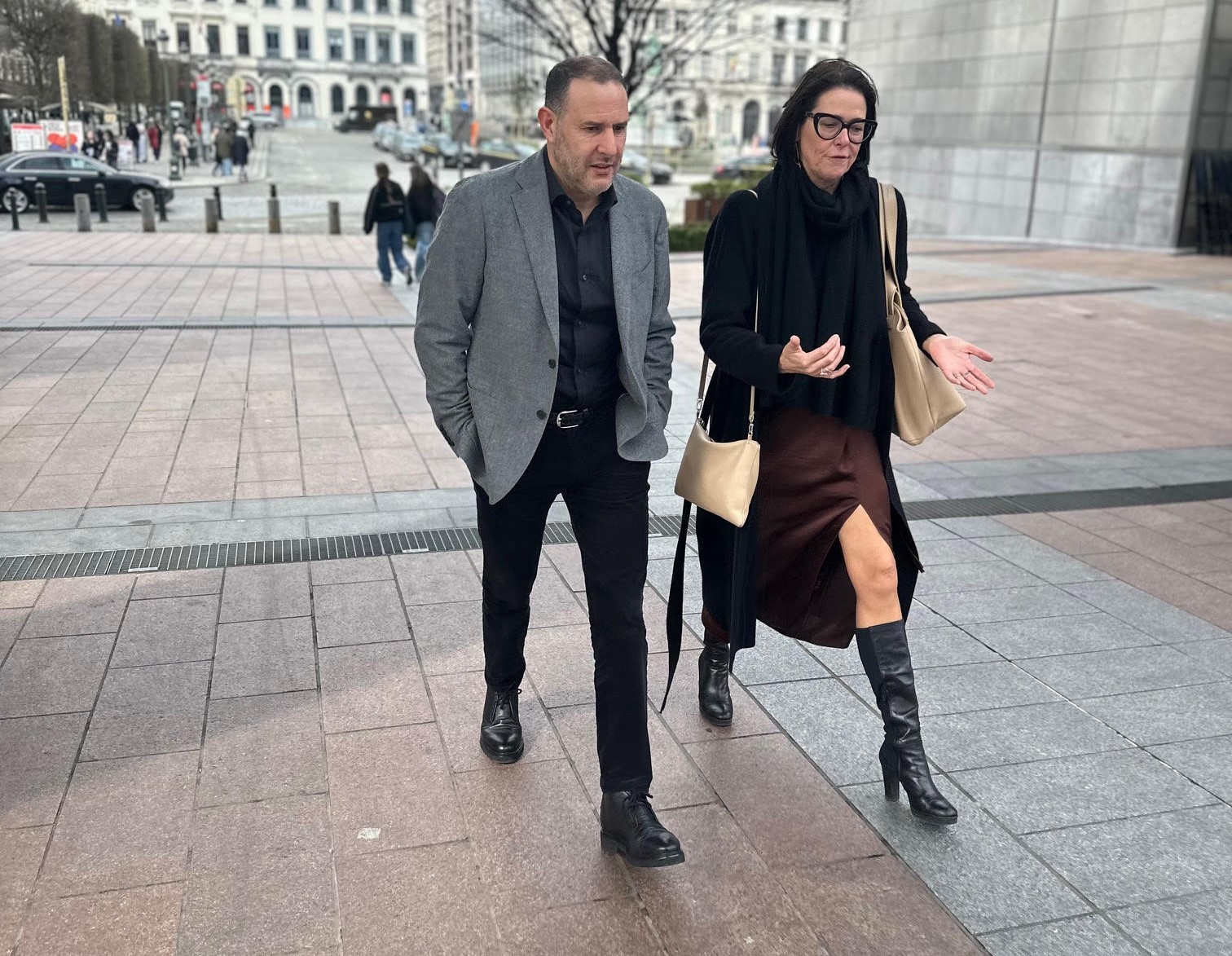 Kathleen en Mo op trappen van Europees parlement