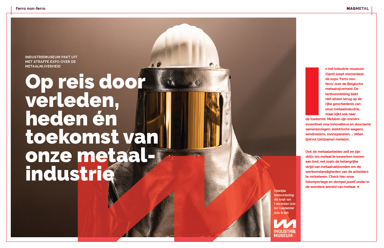 Man in beschermpak giet ijzer in staalfabriek