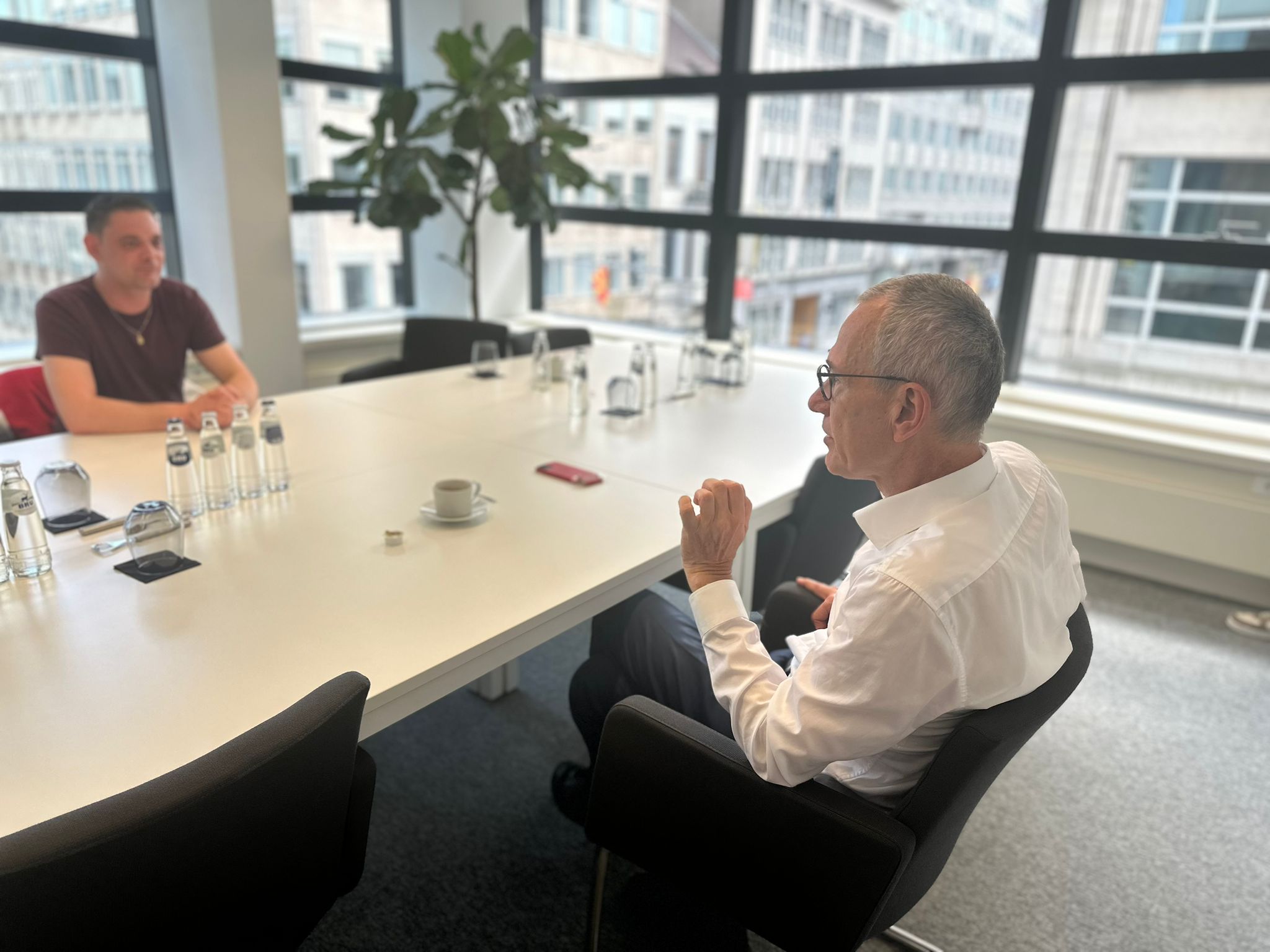 Twee mannen aan tafel