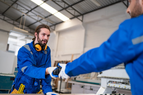 Twee mannen in atelier die samenwerken