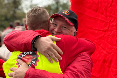 Twee mannen omhelzen elkaar amicaal