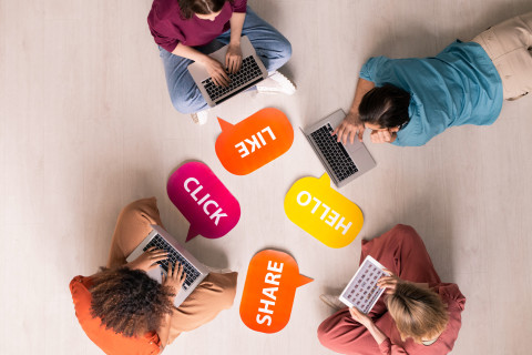 Groep mensen met publicatiewoorden