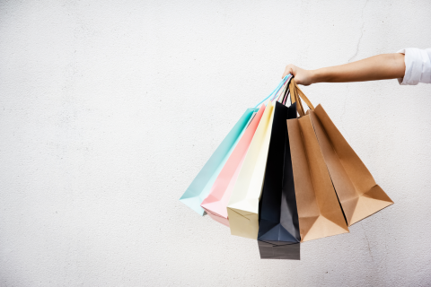Shoppingsbags en een hand die ze vast houdt